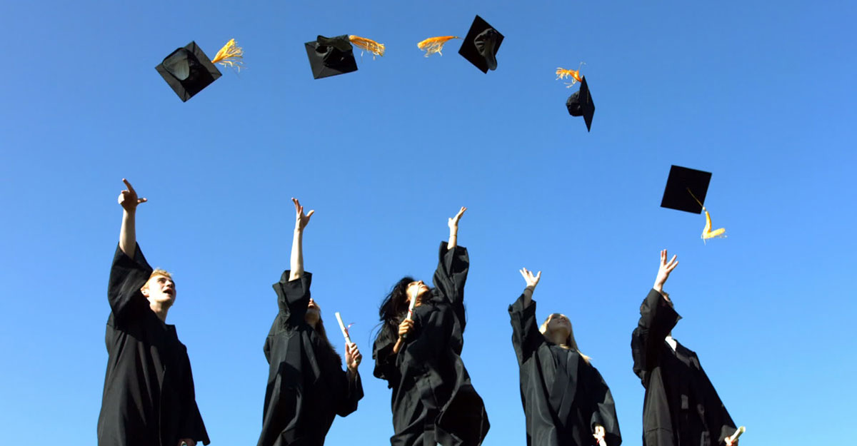 সমাবর্তনের টুপি কেন আকাশে ওড়ানো হয়?