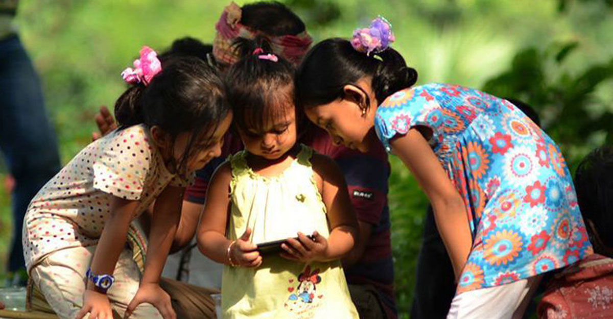 ১৬ বছরের কম বয়সীদের হাতে মোবাইল না দেওয়ার পরামর্শ