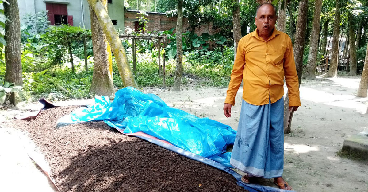 ভার্মি কম্পোস্ট সার উৎপাদনে স্বাবলম্বী সহস্রাধিক মানুষ