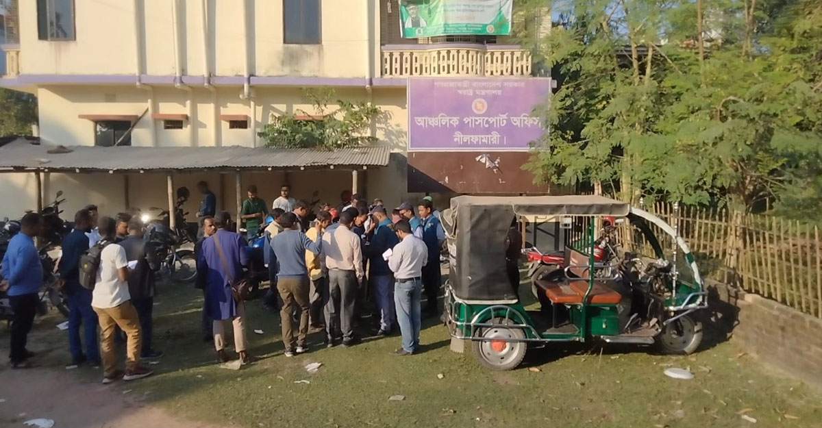 পাসপোর্ট অফিসে দুদকের অভিযান, অর্থসহ পরিছন্ন কর্মী আটক