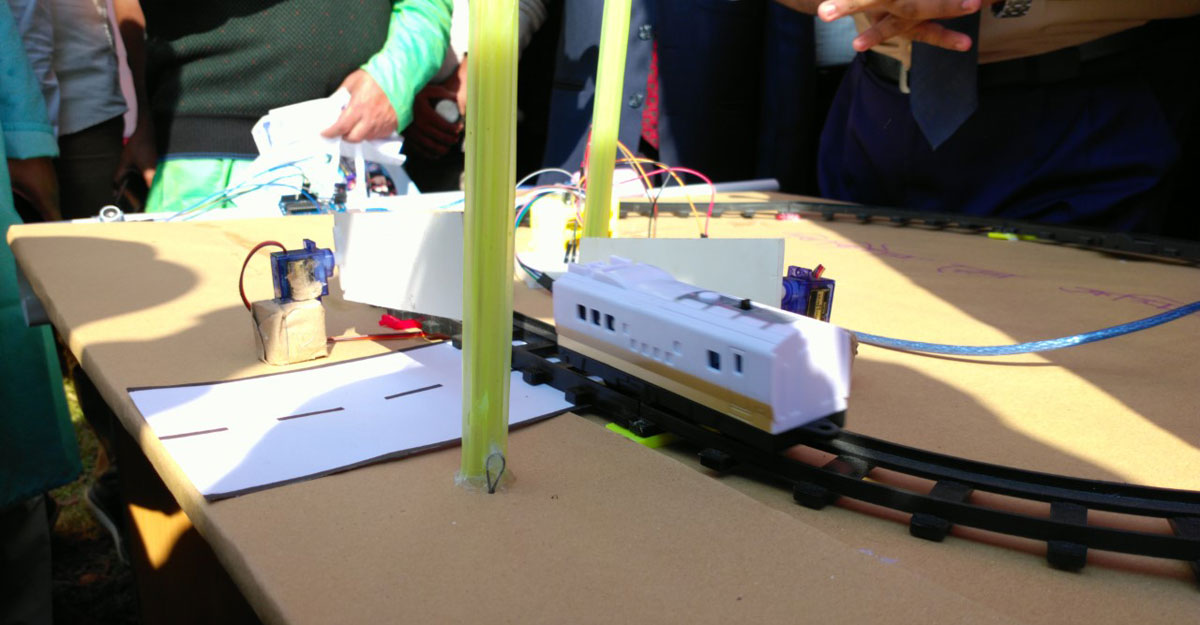 দুর্ঘটনা রুখতে চার সহপাঠীর আবিষ্কার ‘ডিজিটাল রেল ক্রসিং’