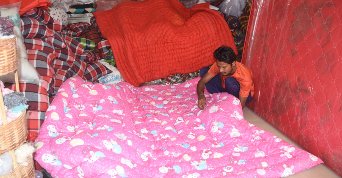 তুলা-কাপড়ের দাম বেশি, কম্বল-ম্যাট্রেসে দখল যশোরের বাজার