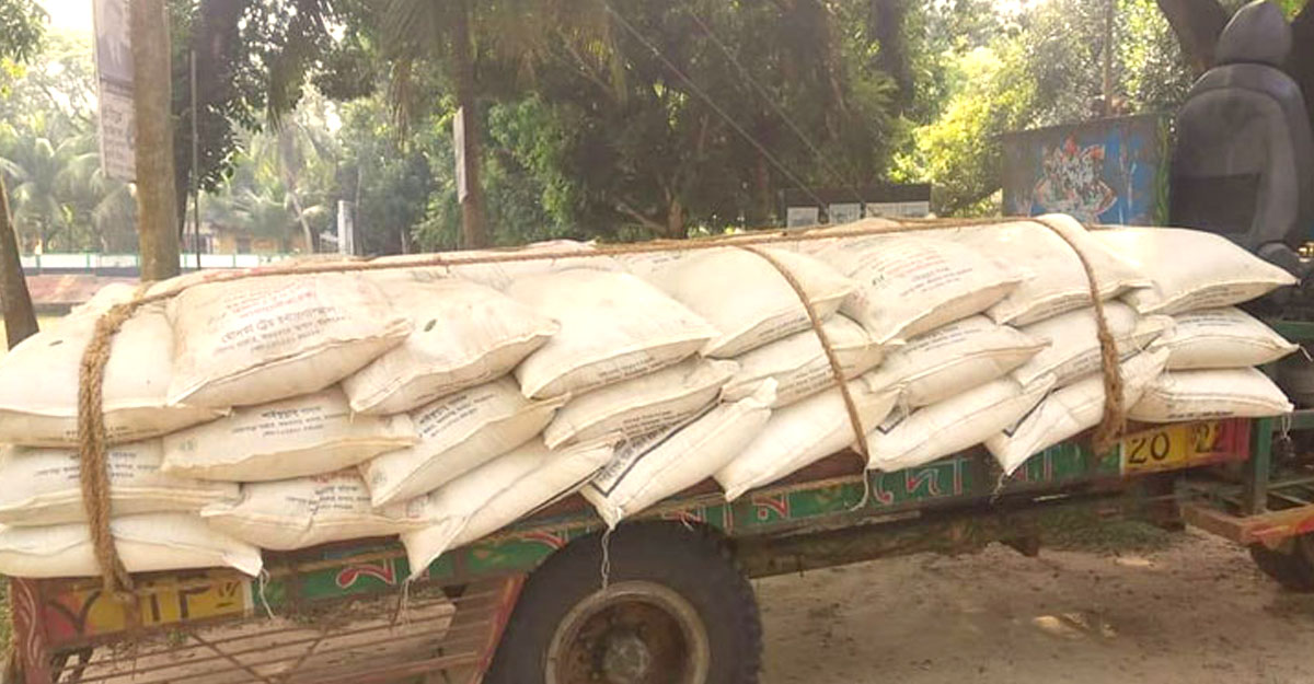 সার পাচারের সময় জনতার হাতে ধরা, ডিলারকে জরিমানা