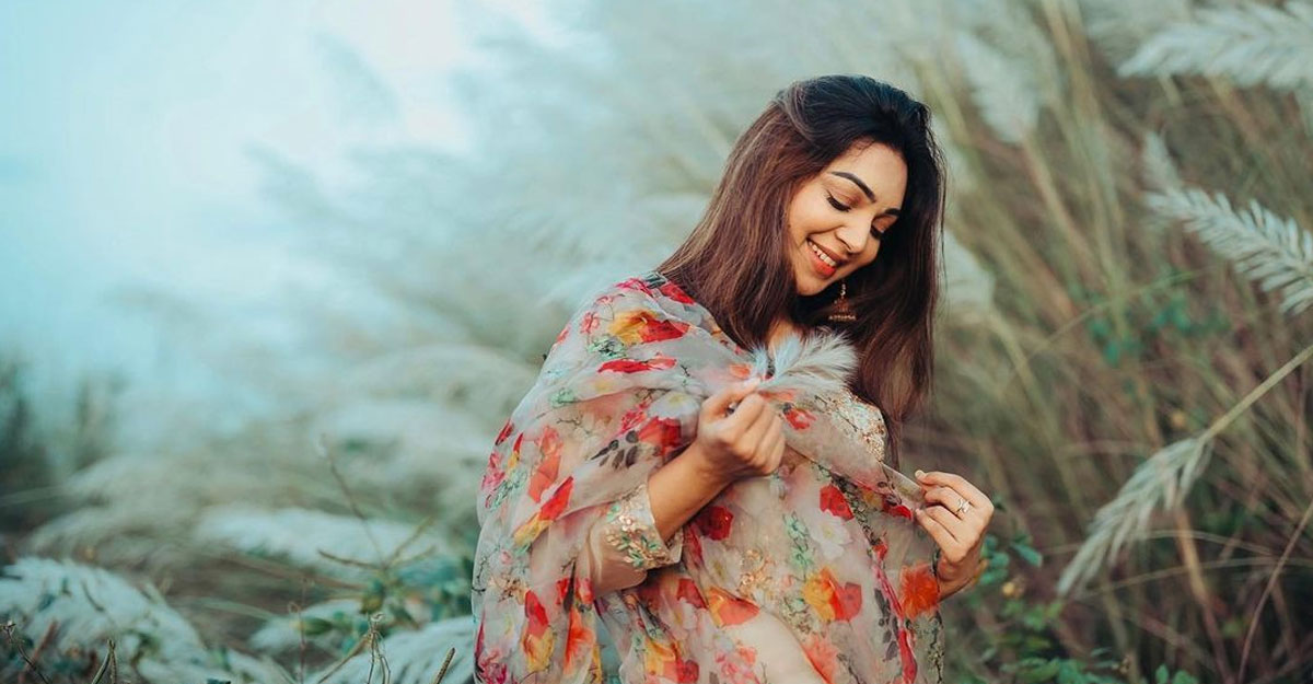 কাশফুলের নরম ছোঁয়ায় প্রভা