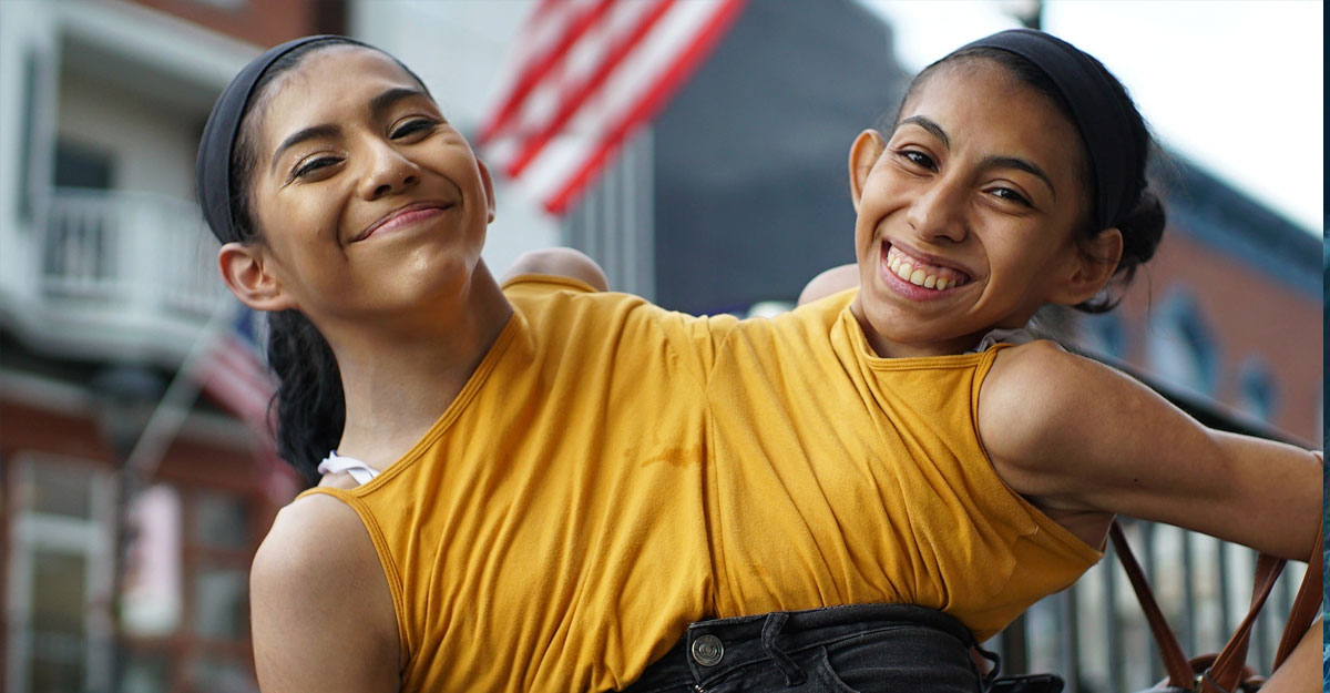 এক শরীরে দুই বোন, বয়ফ্রেন্ড আলাদা!