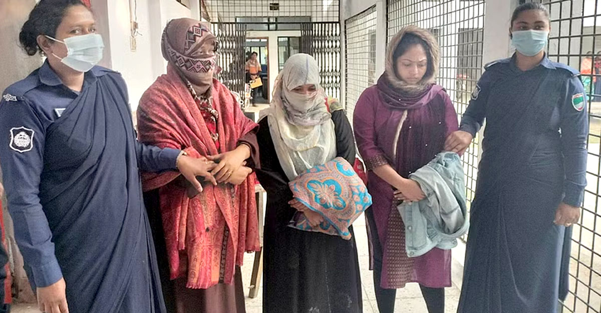 পুরুষদের ডেকে নিয়ে আপত্তিকর ছবি তুলে ব্ল্যাকমেইল করতেন তারা