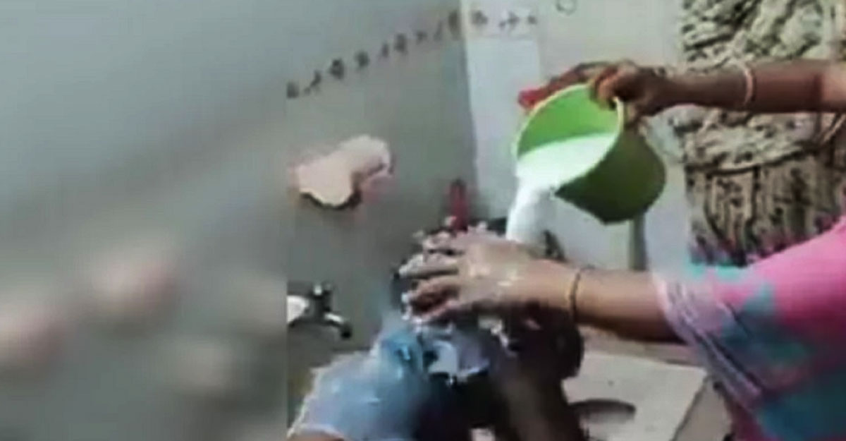 দুধ দিয়ে গোসল করা কি জায়েজ?