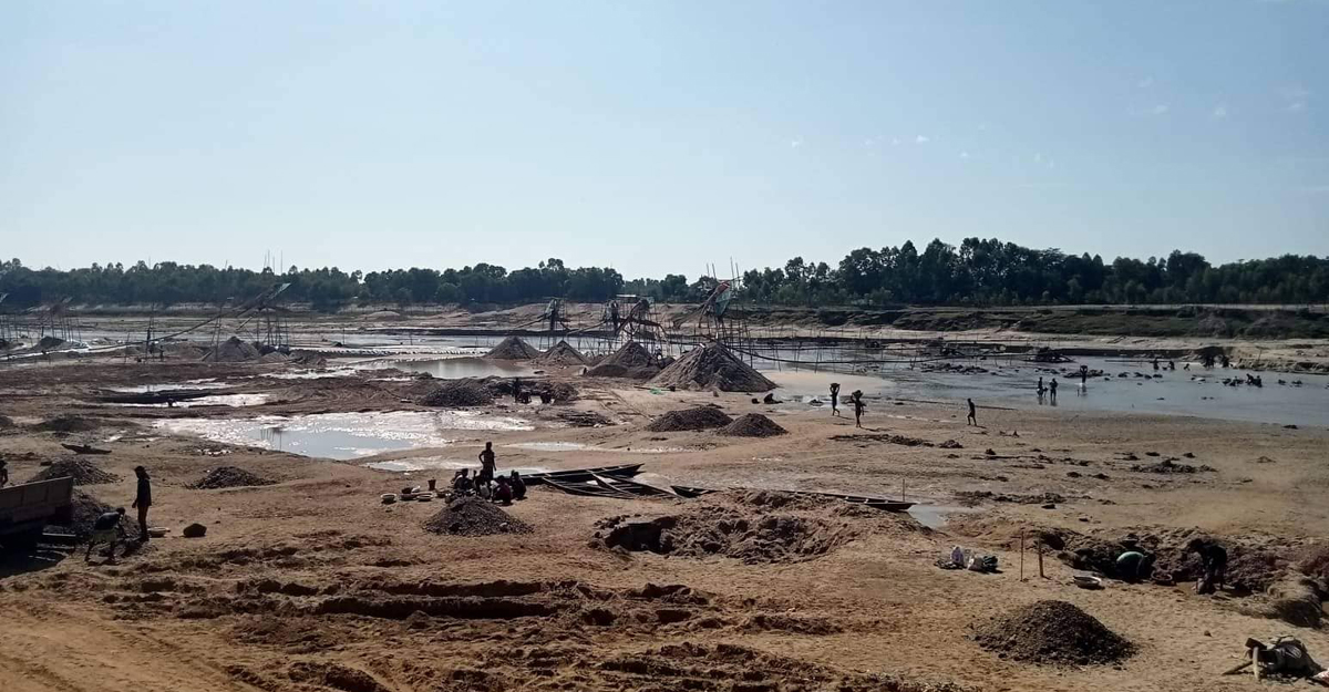মহাদেও নদ থেকে অবৈধভাবে বালু-পাথর উত্তোলন, কারাদণ্ড ৪