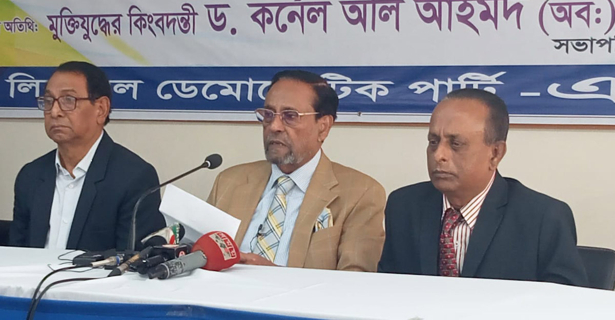 সরকার ক্রমশ একঘরে হয়ে পড়ছে: কর্নেল অলি