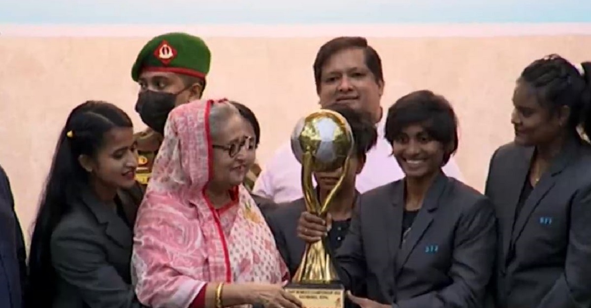 সাফের ট্রফি ছুঁয়ে আপ্লুত প্রধানমন্ত্রী