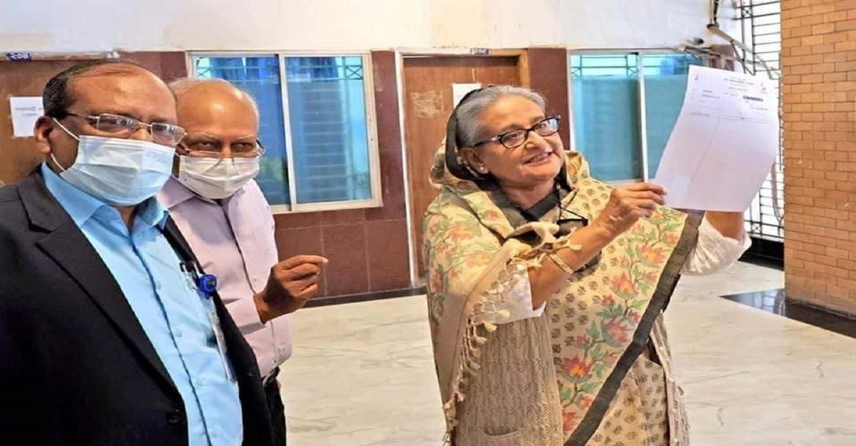 ১০ টাকার টিকিট কেটে চোখের ডাক্তার দেখালেন প্রধানমন্ত্রী