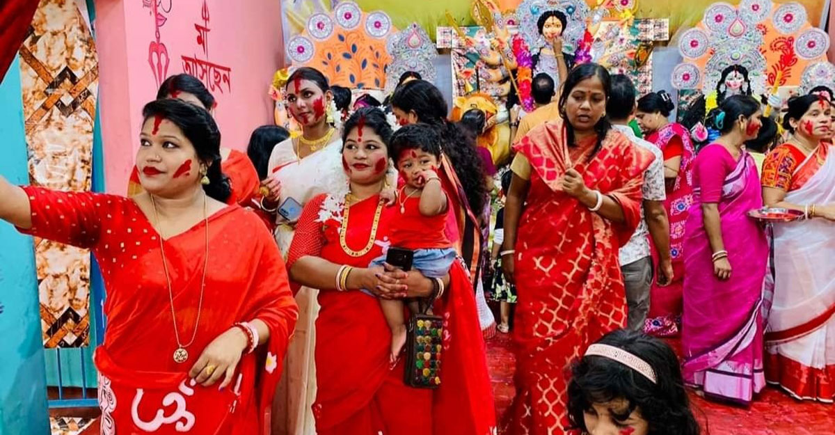 মণ্ডপে সিঁদুর খেলায় মেতেছেন নারীরা