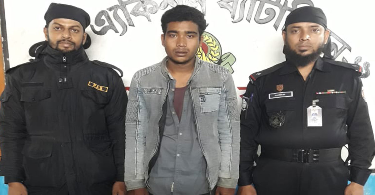 মেহেরপুরে অস্ত্রসহ যুবক আটক