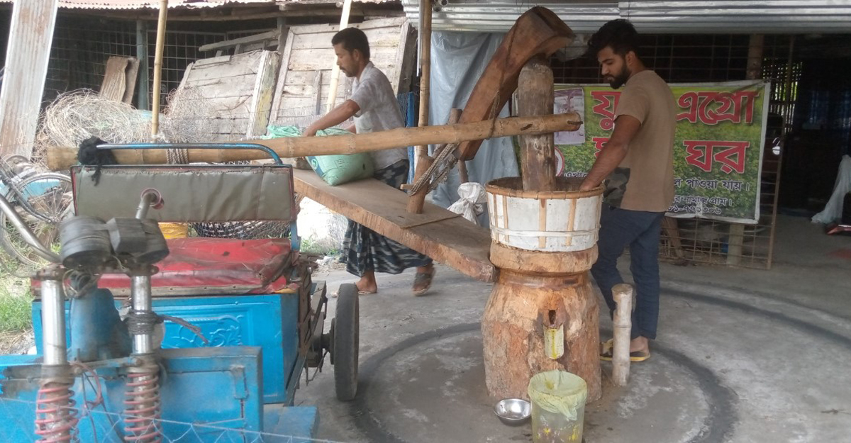 রিকশায় টানছে ঘানি, চুইয়ে পড়ছে সরিষার তেল