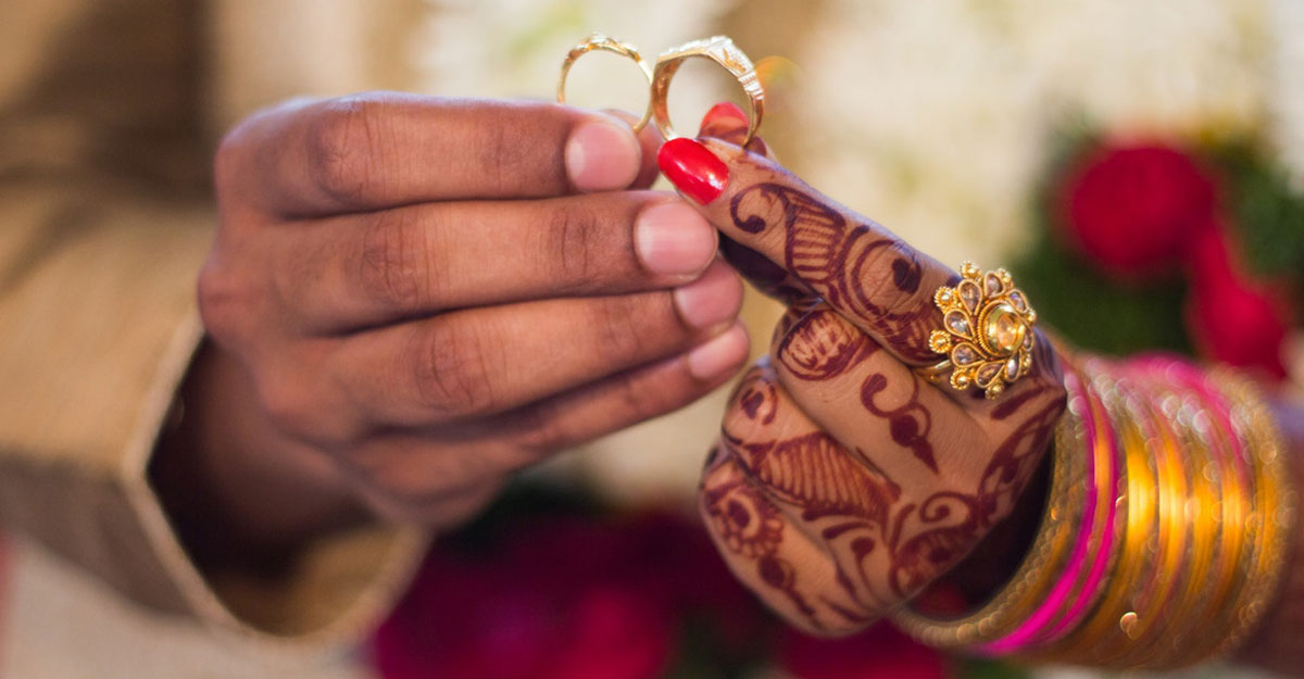 বিয়ের আংটি কেন অনামিকাতে পরানো হয়?