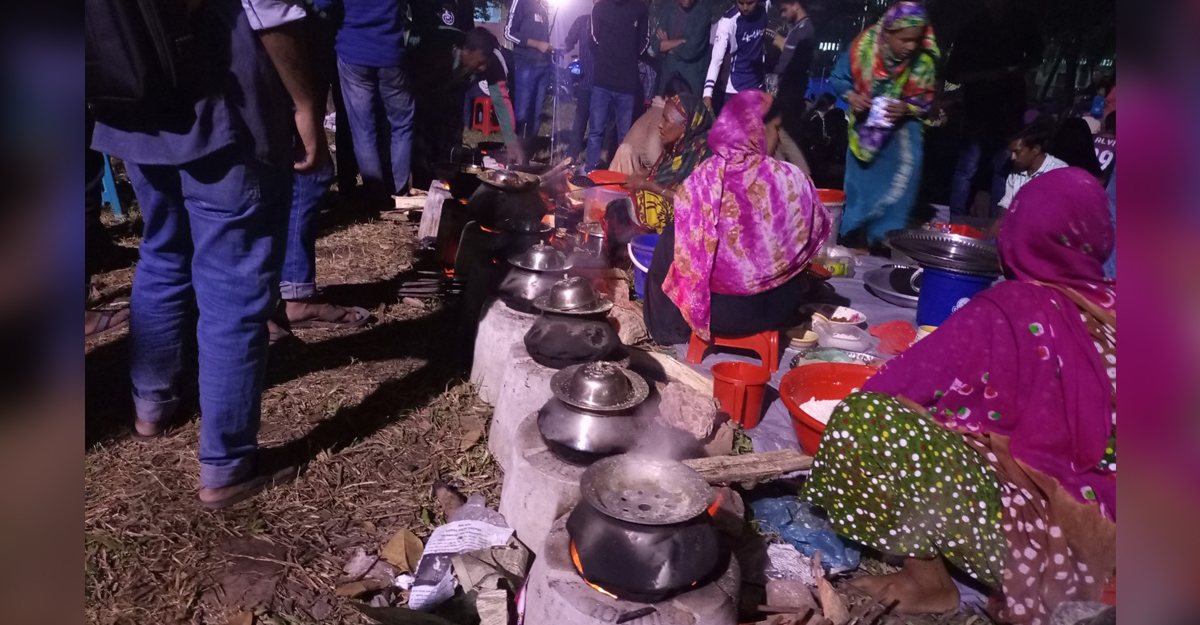 শীতের আগমনে রাবিতে জমে উঠেছে পিঠার আড্ডা