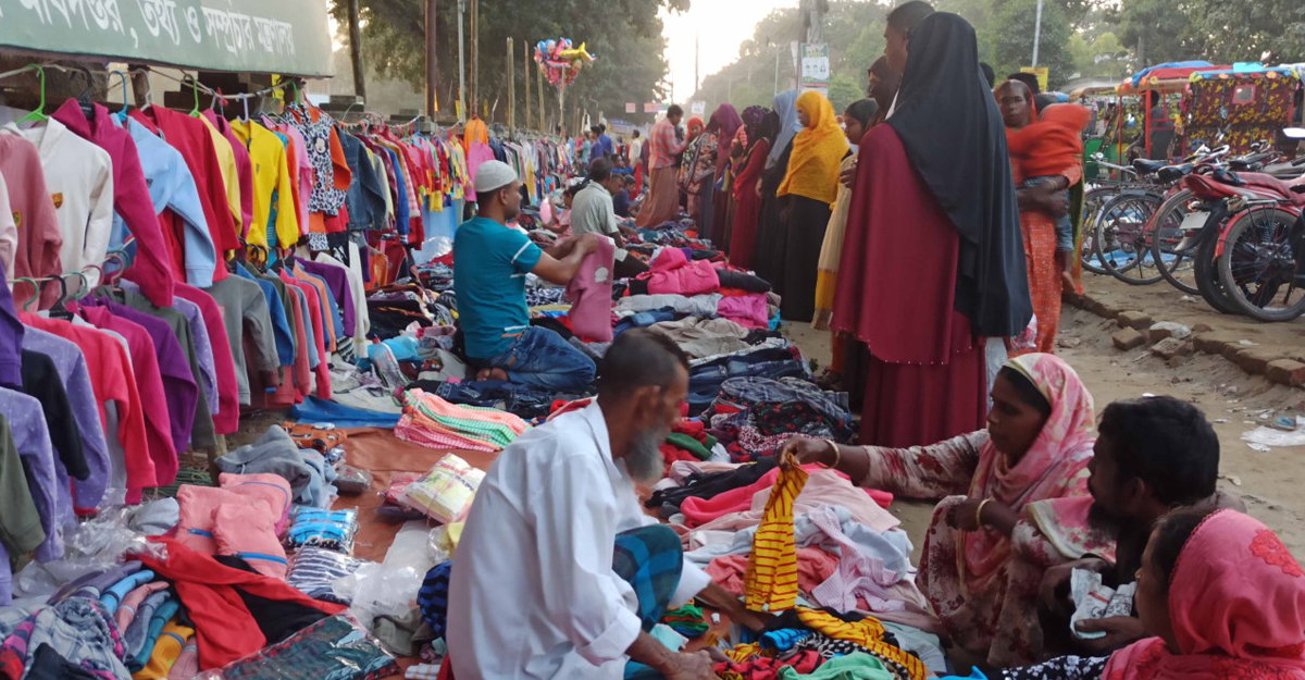 ঠাকুরগাঁওয়ে জমে উঠেছে ভ্রাম্যমাণ শীতবস্ত্রের দোকান