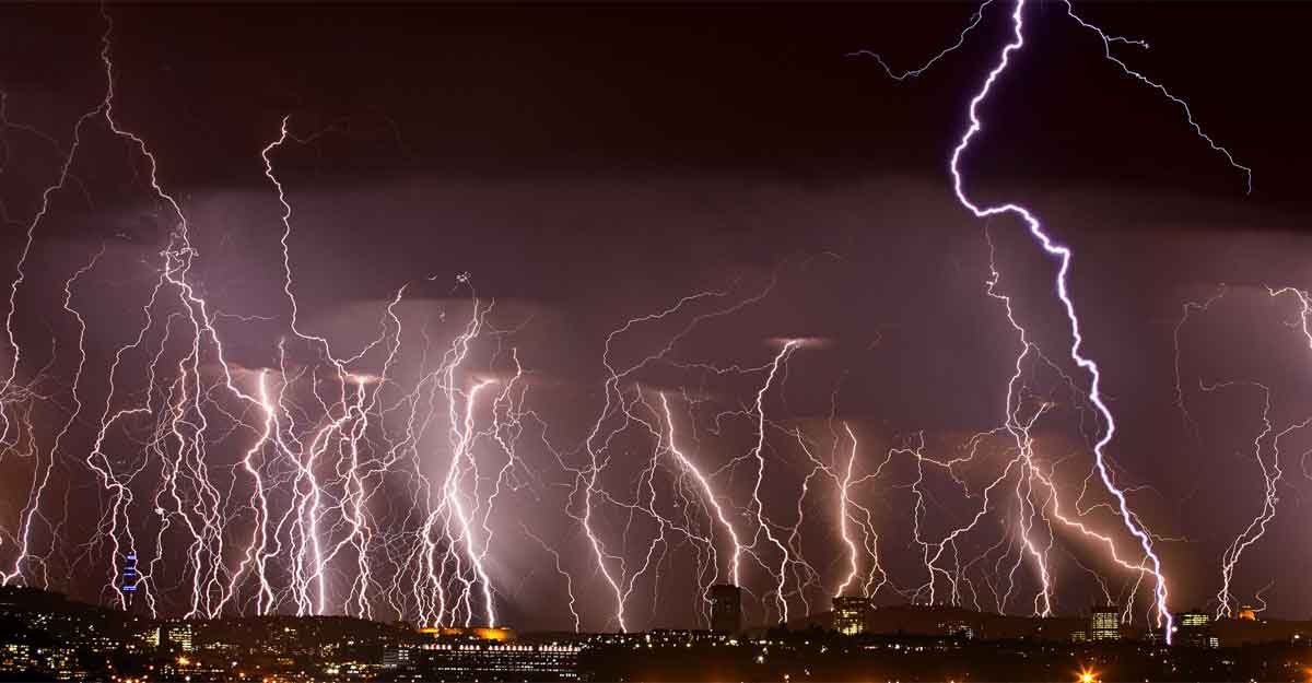 বজ্রপাতের আলো ও শব্দ একই সঙ্গে হয় না কেন?