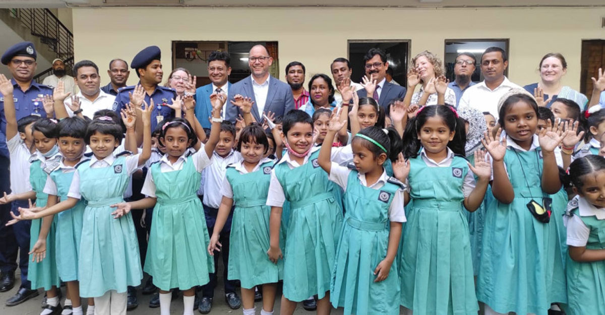 টিকা কার্যক্রমে বাংলাদেশের প্রশংসায় মার্কিন রাষ্ট্রদূত