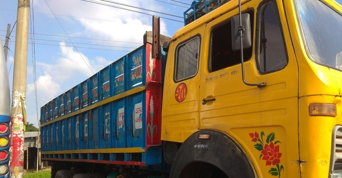 নওগাঁয় ট্রাক চাপায় প্রাণ গেলো বাবা-মেয়ের