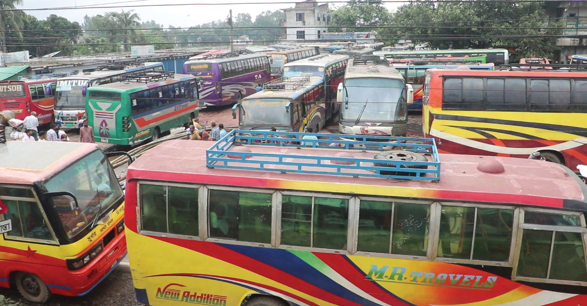 অনির্দিষ্টকালের পরিবহন ধর্মঘটে ভোগান্তিতে নওগাঁর যাত্রীরা