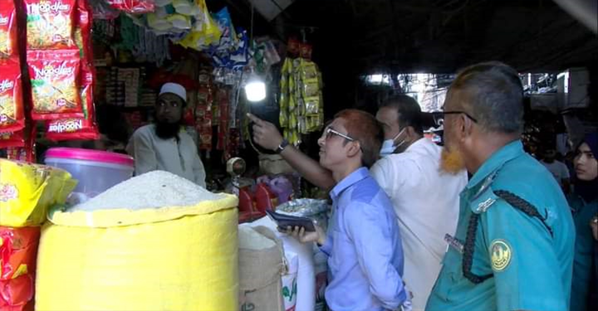 মূল্য তালিকা ছাড়াই অতিরিক্ত মূল্যে চিনি বিক্রি