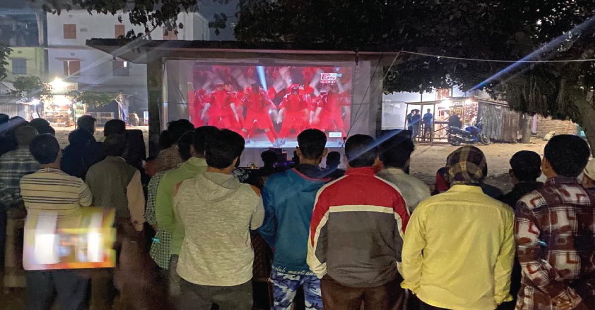 জয়পুরহাটে পাড়া-মহল্লায় বড় পর্দায় খেলা দেখার আয়োজন 