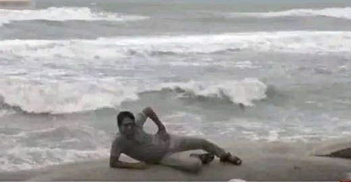 ঘূর্ণিঝড় সিত্রাং: পোজ নিয়ে ছবি তুলে ভোলার ছেলে ভাইরাল