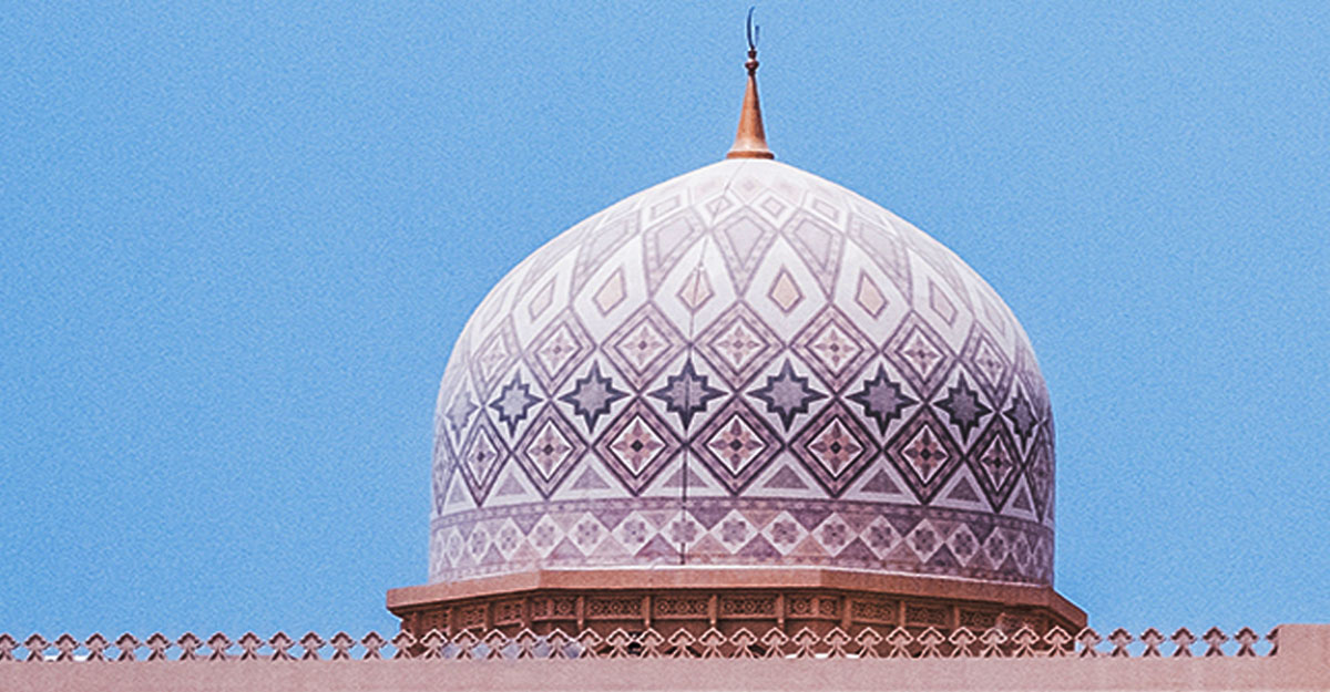 মুসল্লিদের টপকে সামনে আগানো জুমার আদবের পরিপন্থী