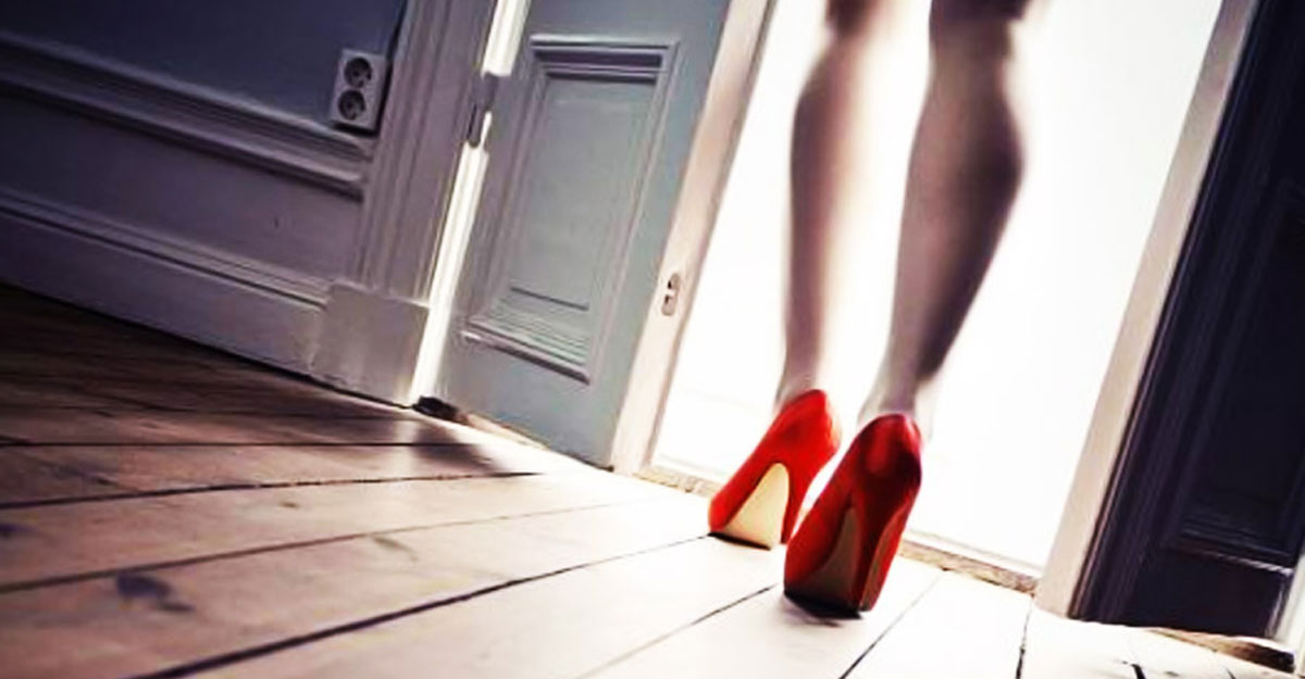 জোর করে মেয়েকে পুরুষদের শয্যাসঙ্গিনী করলেন মা