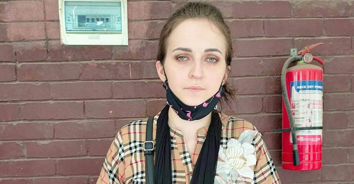 আদালত প্রাঙ্গণে যা বললেন ক্যাসিনো সেলিমের স্ত্রী অ্যানা প্রধান