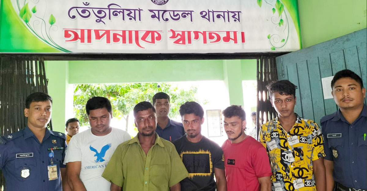 দোকানের ভিতরে টাকা দিয়ে তাস ও জুয়া খেলার সময় আটক ৪