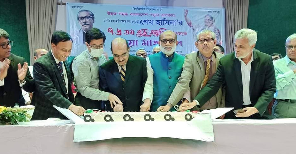 কেক কেটে শেখ হাসিনার জন্মদিন পালন করলেন আইনজীবীরা