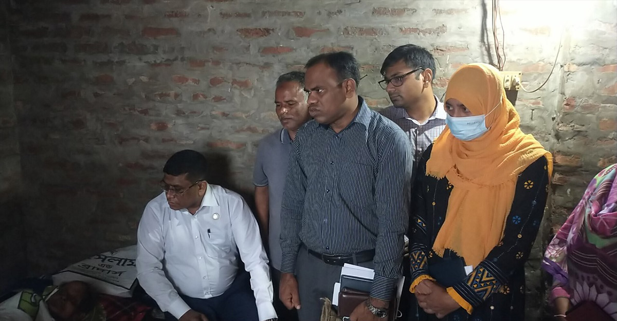 বৃদ্ধ মাকে রাস্তায় ফেলে গেল ছেলে, পাশে দাঁড়ালেন ডিসি