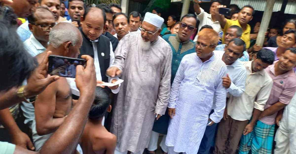 নৌকাডুবিতে নিহতদের পরিবারকে ধর্ম প্রতিমন্ত্রীর অর্থ সহায়তা