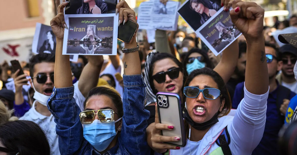 ইরানে বিক্ষোভ: হিজাব বিতর্কের আড়ালে কী?