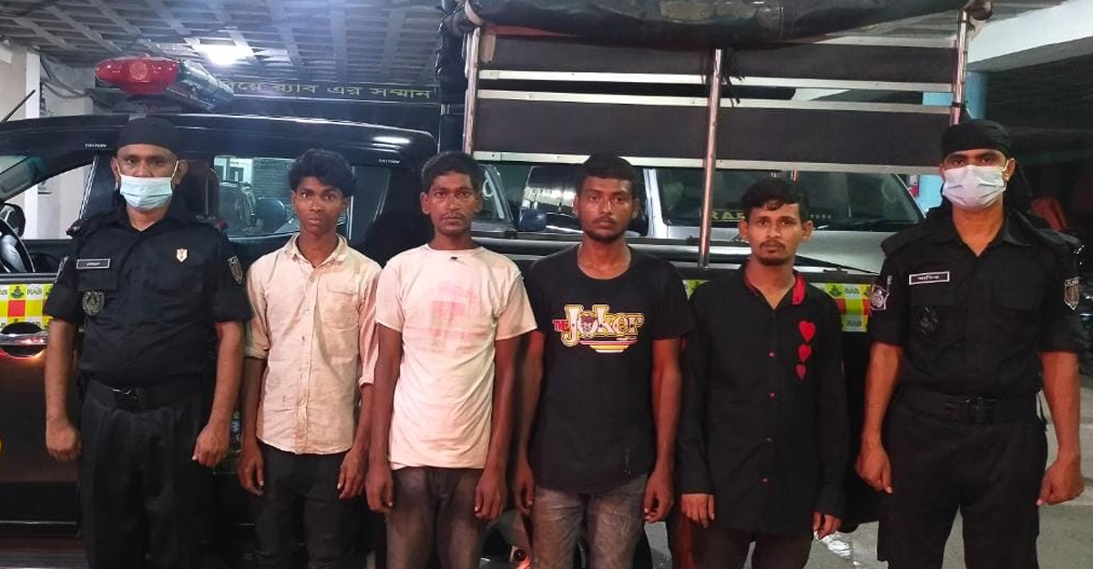 দৌড়ে পালানোর সময় ছিনতাইকারীকে ধরল র্যাব