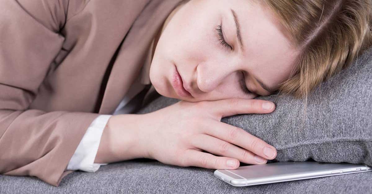 বালিশের নিচে ফোন রেখে ঘুমান? জানুন কী বিপদ ডেকে আনছেন আপনি