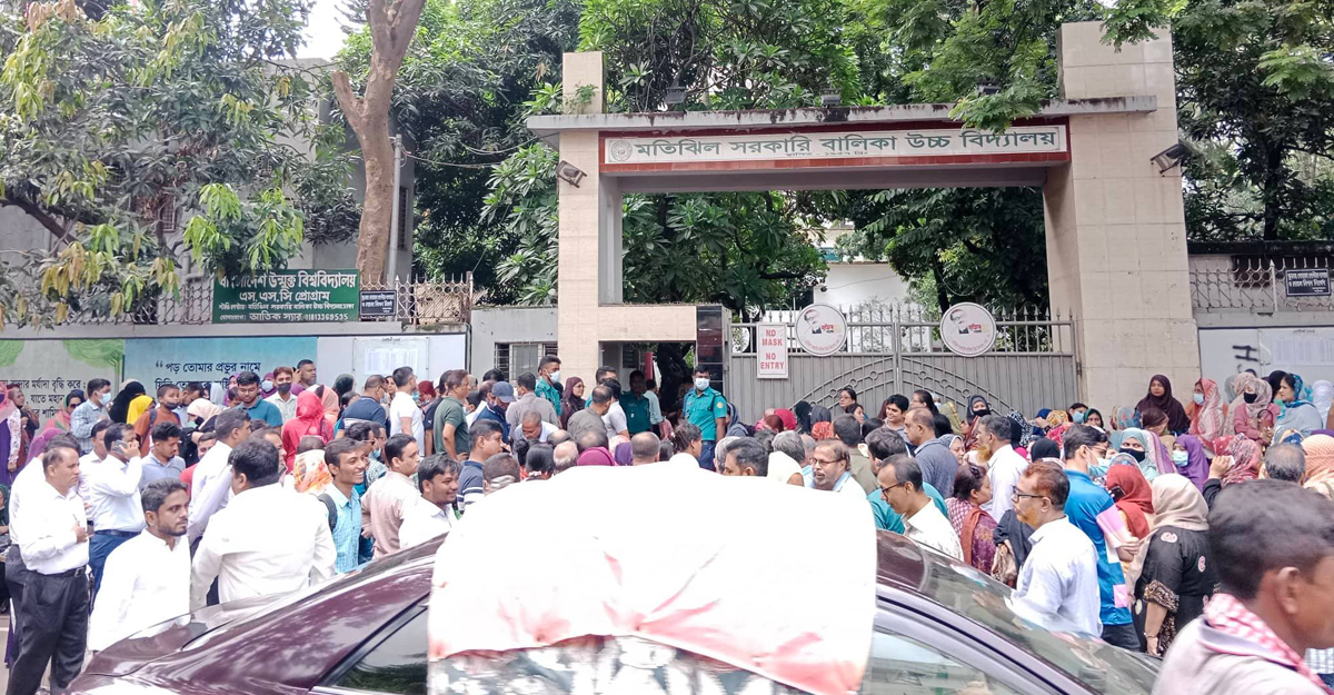 কেন্দ্রে কেন্দ্রে পরীক্ষার্থী ও অভিভাবকদের ভিড়