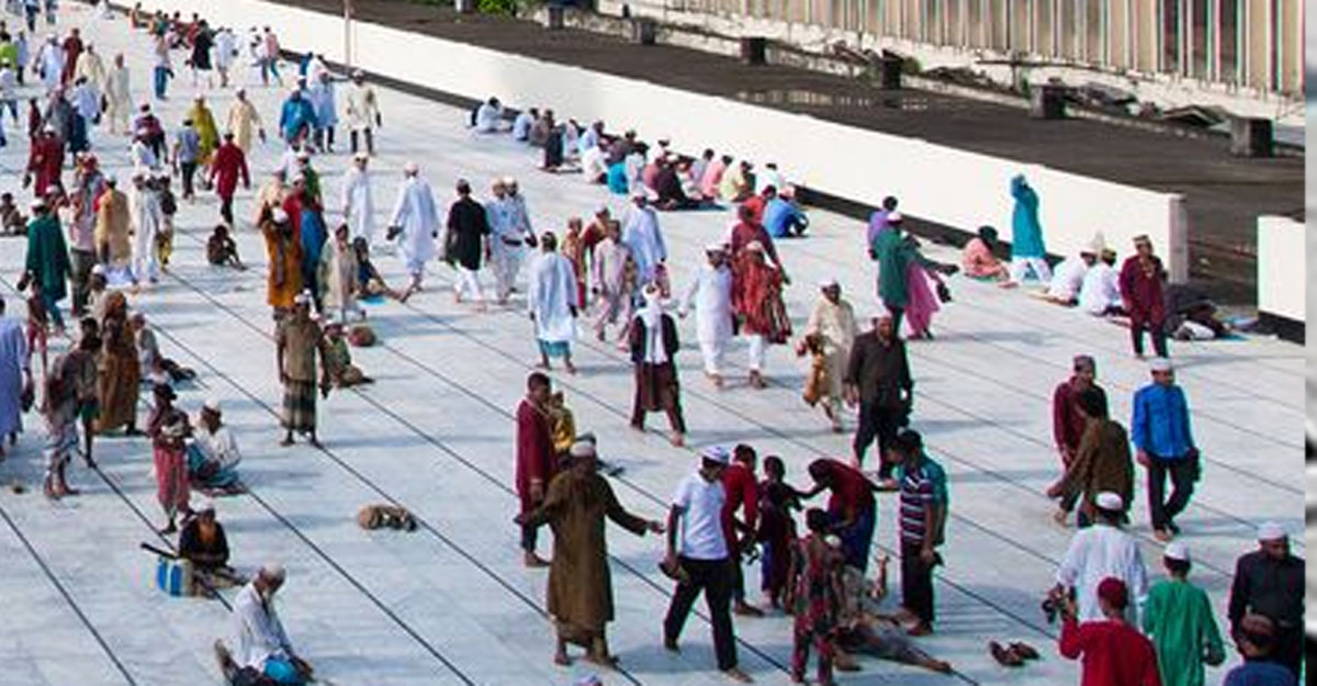 নামাজরত ব্যক্তির সামনে দিয়ে হাঁটাচলার বিধান