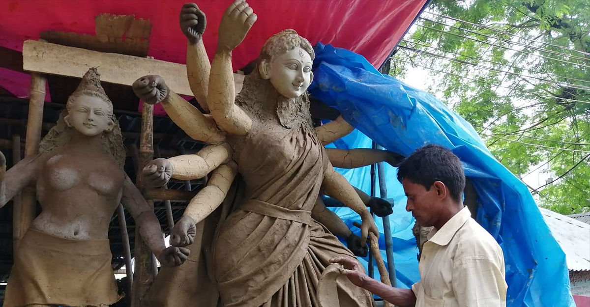 বগুড়ার শিল্পীর ছোঁয়ায় মূর্ত হচ্ছে দুর্গাপূজার প্রতিমার রূপ
