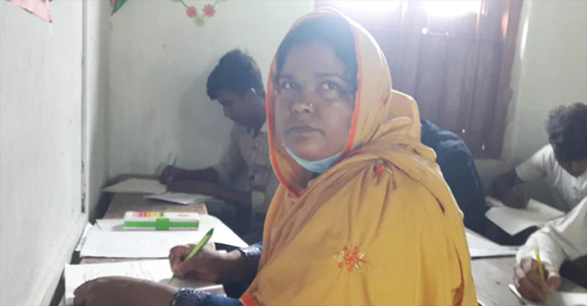 ৩৫ বছর বয়সে এসএসসি পরীক্ষা দিচ্ছেন নারী ইউপি সদস্য