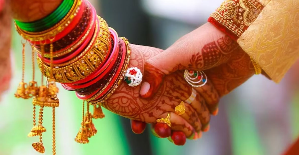 বিয়ের কার্ডে লেখা 'দয়া করে আসবেন না'!