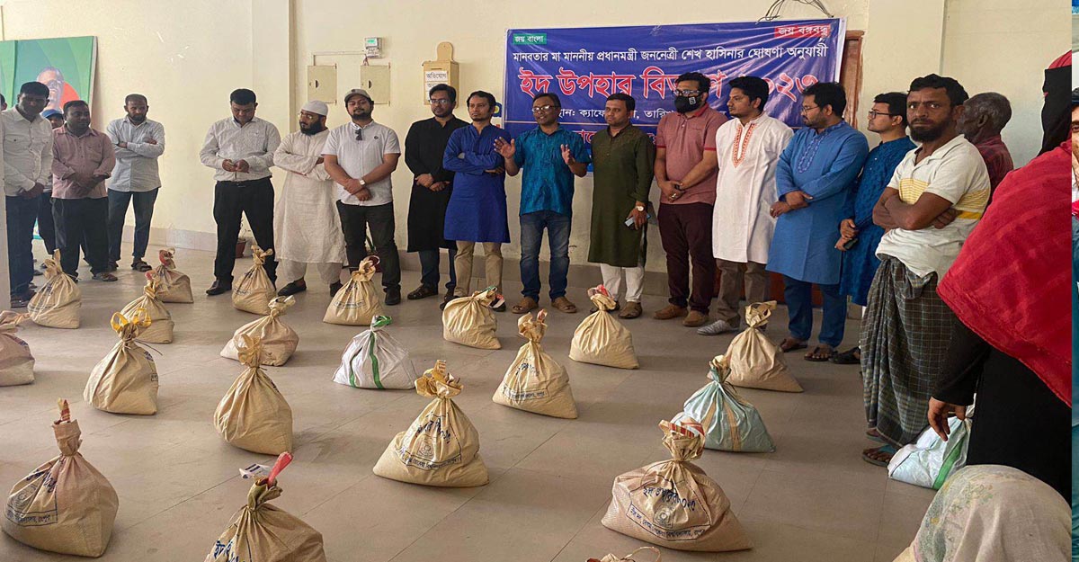 অসহায় মানুষের মাঝে বেরোবির নীল দলের ঈদ খাদ্যসামগ্রী বিতরণ