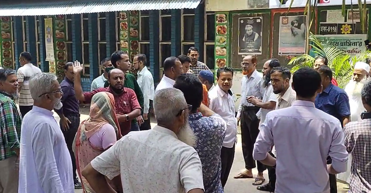 বেতনের দাবিতে এফডিসির কর্মচারীদের আন্দোলন