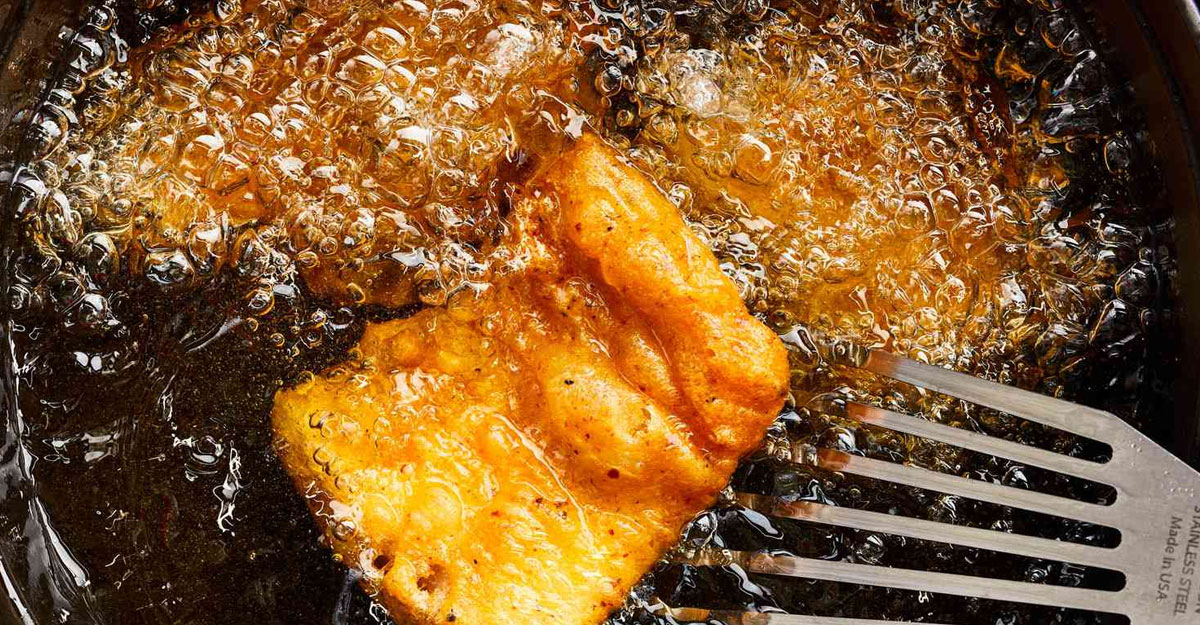 মাছ ভাজার সময় কড়াইতে আটকে যায়? কী করবেন জানুন