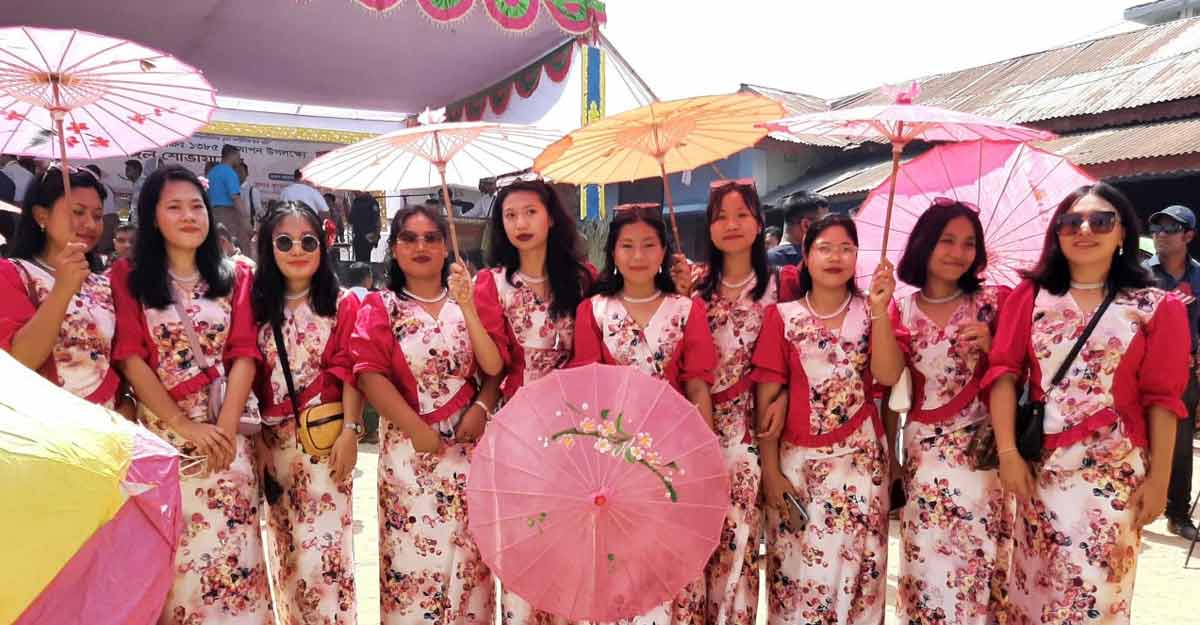 সাংগ্রাই জলকেলি উৎসবে মাতোয়ারা মারমা তরুণ-তরুণীরা