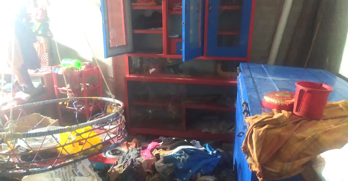 ‘দরজা খোলেন, আমরা পুলিশের লোক’ বলেই ঘরে ঢুকে ডাকাতি-লুটপাট