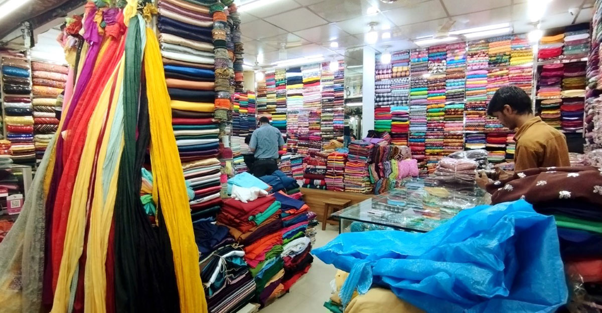 ক্রেতাশূন্য থান কাপড়ের দোকান, দোকানিদের কপালে চিন্তার ভাঁজ