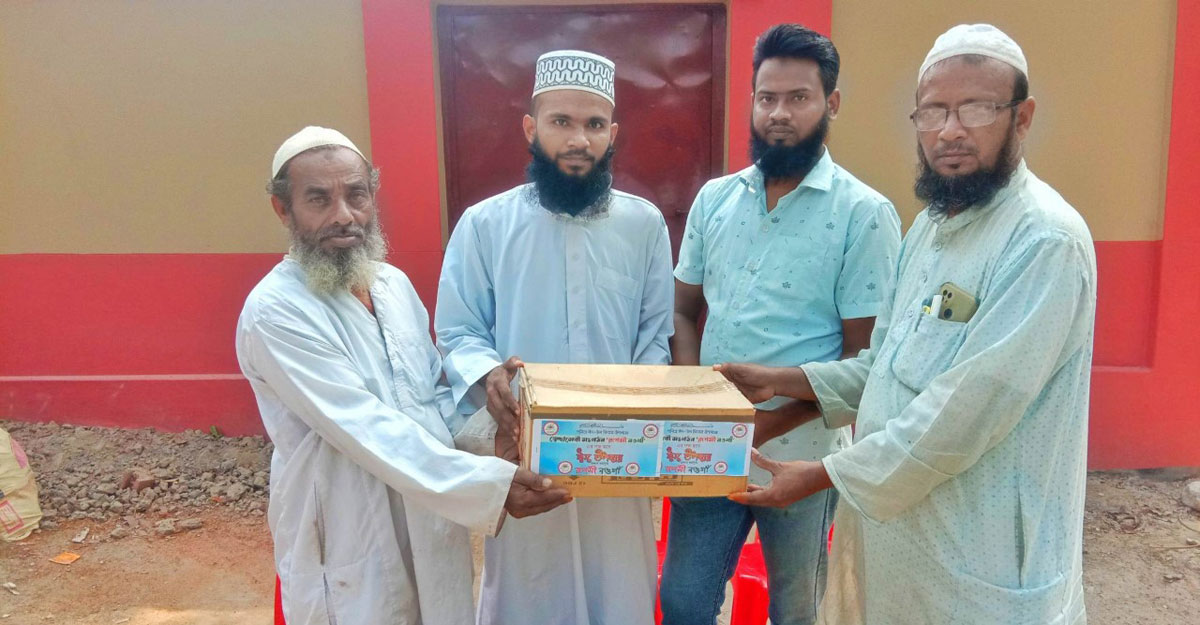 রূপসী নওগাঁর ঈদ উপহার পেলেন একশ পরিবার